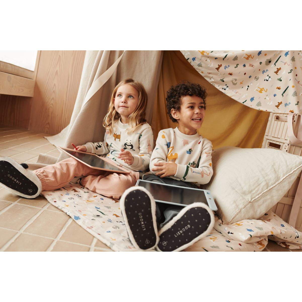 Liewood Zora LCD Drawing Board 13,5 inches - Around the world / Sandy - CREATIVE TOYS