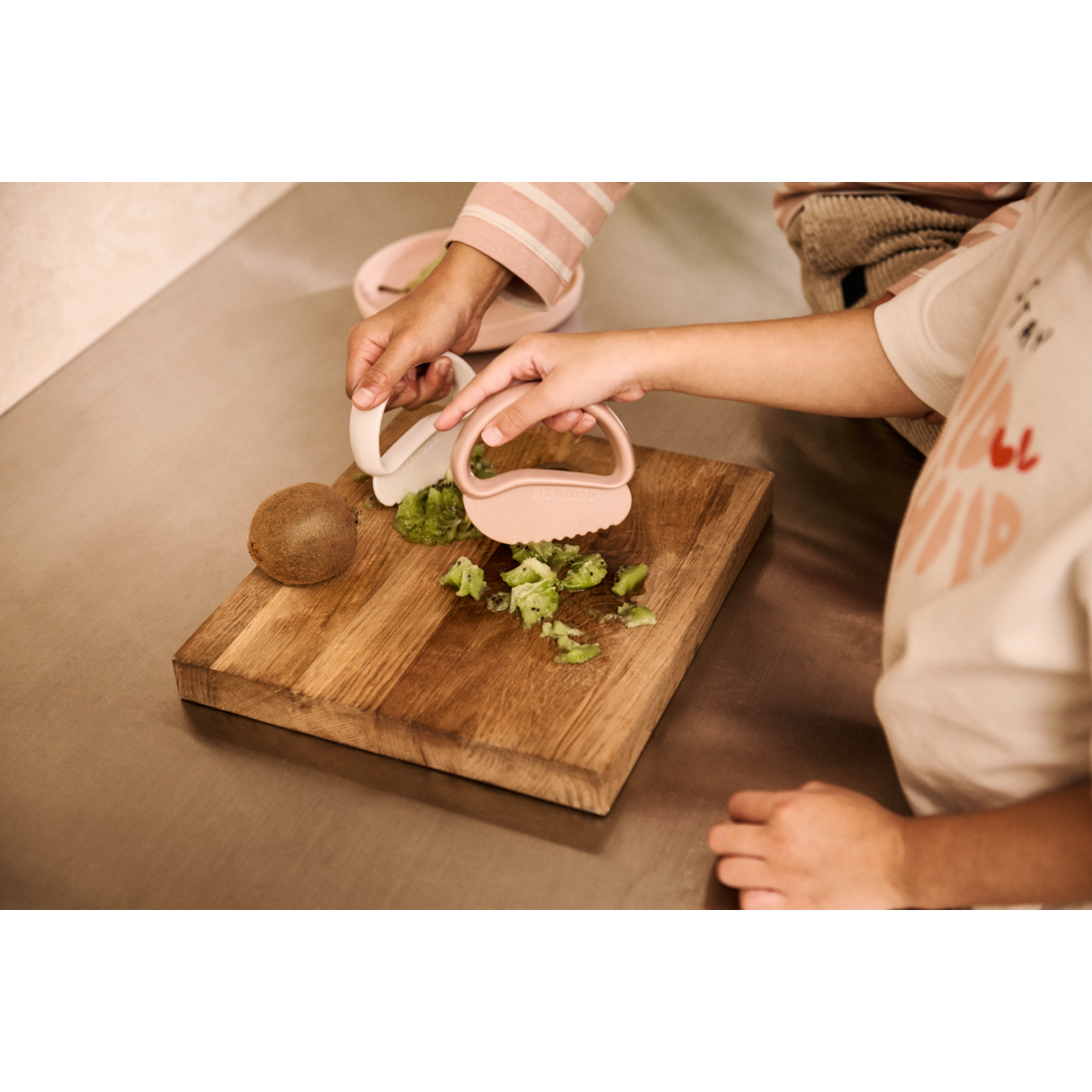 Liewood RIVEN Toddler Safe Cutter 2-Pack - Pale tuscany / Sandy - COOKING